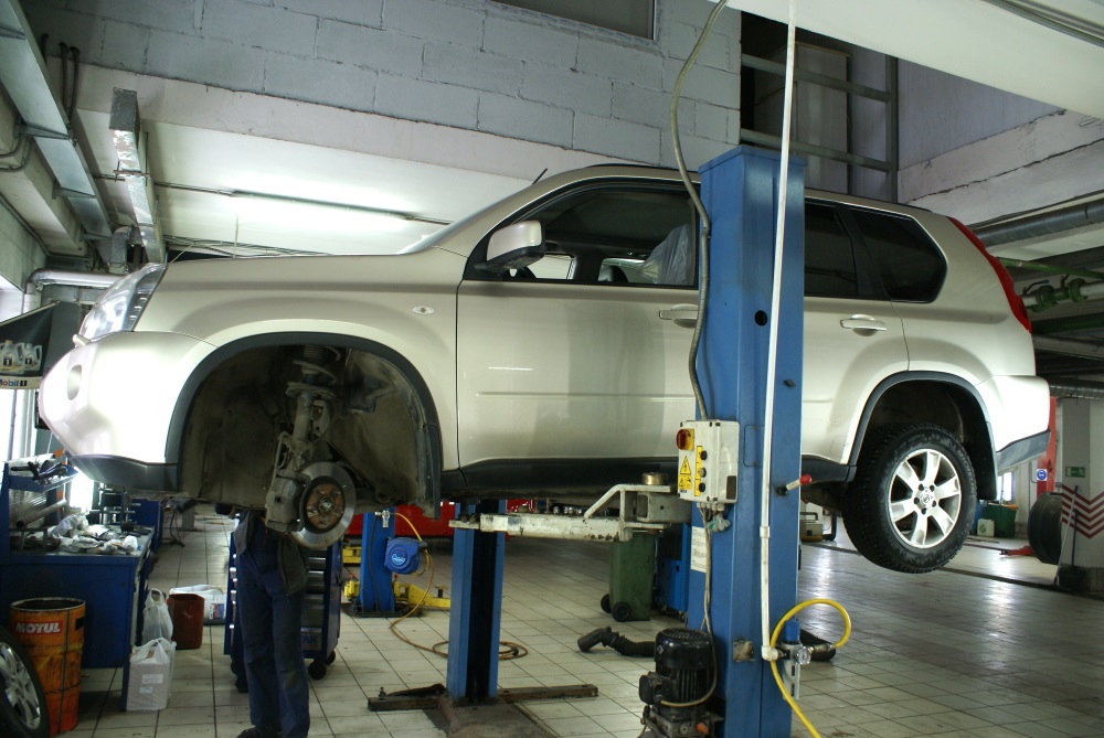 Ниссан на подъемнике