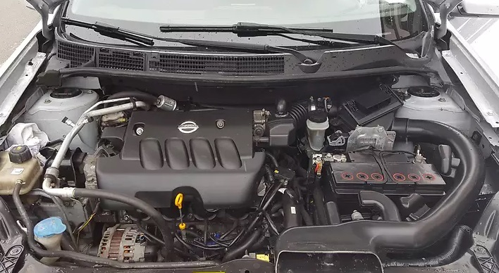 открытый капот на Ниссане