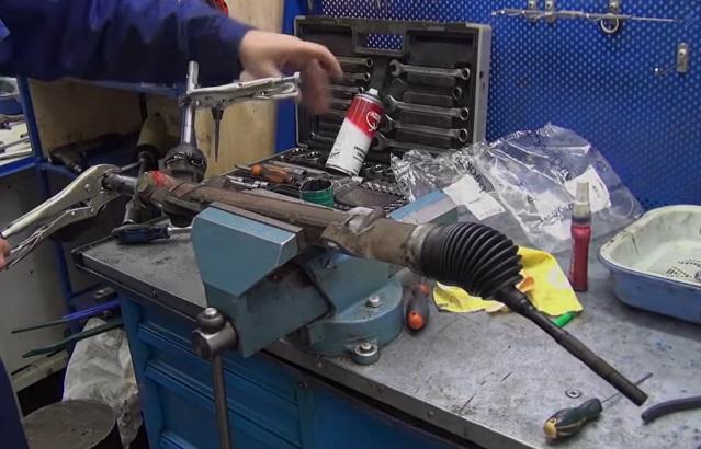 рулевая рейка в тисках