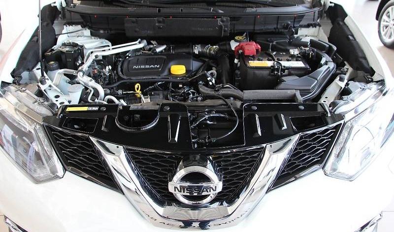открытый капот на Ниссане