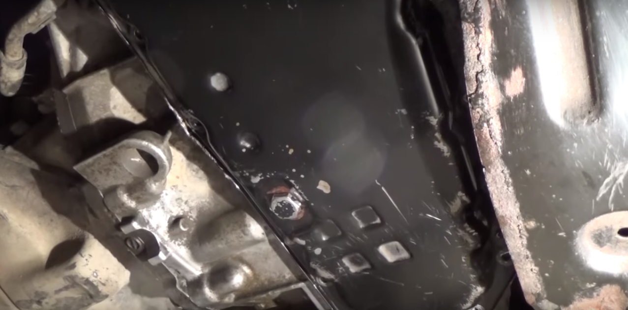 сливная пробка на поддоне КПП