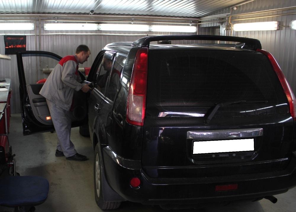 черный Х-Трейл на СТО