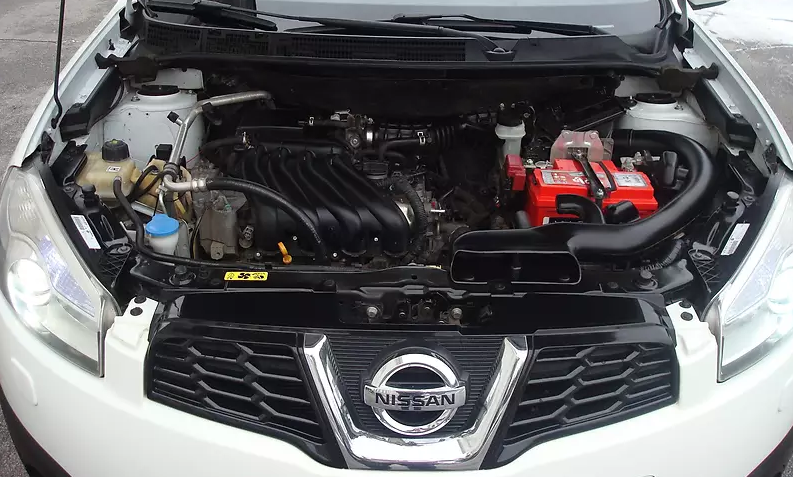 открытый капот на Ниссане