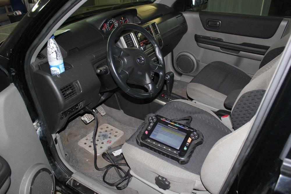 сканер для компьютерной диагностики в салоне Ниссан