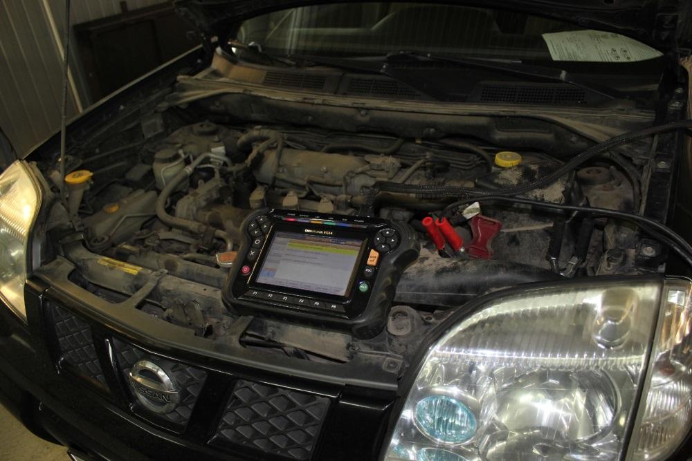 Х-Трейл с открытым капотом