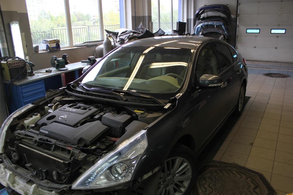 Теана со снятым капотом и бампером