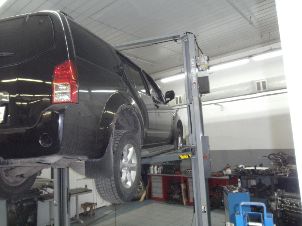 Ниссан Патфайндер на подъемнике