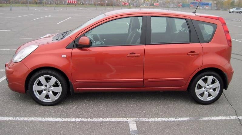 Ниссан Ноут сбоку