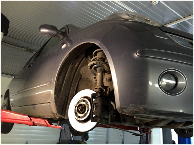 Ниссан на подъемнике