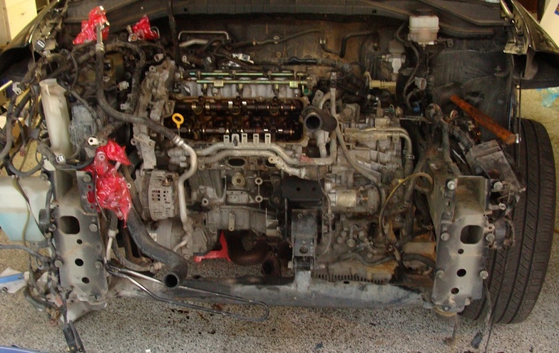разобранный мотор на Ниссане