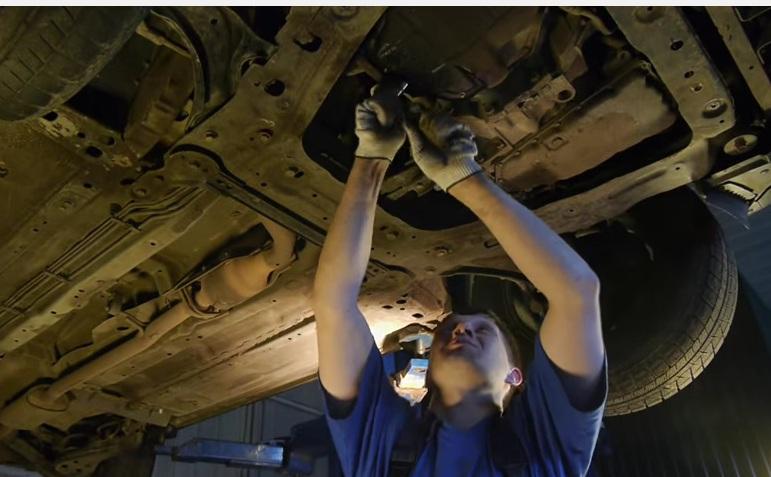 Ниссан на подъемнике, вид снизу