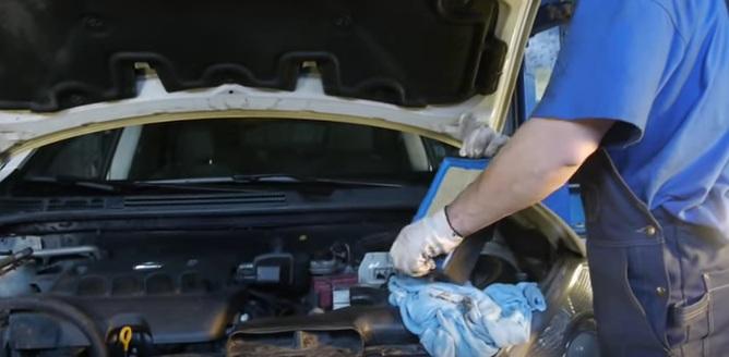 демонтаж старого воздушного фильтра