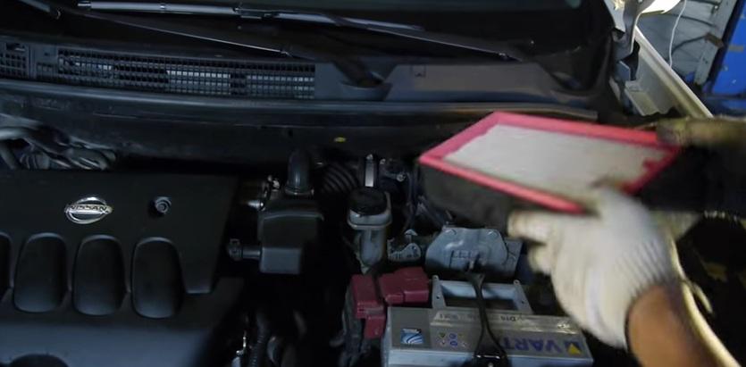 установка нового воздушного фильтра на Ниссан