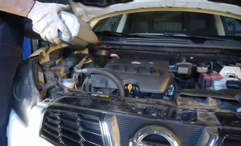 заливаем новое масло в двигатель Ниссана