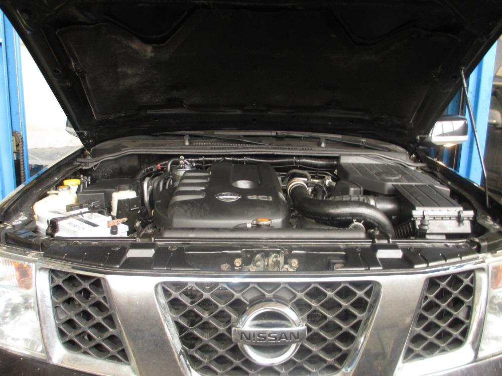 Патфайндер с открытым капотом