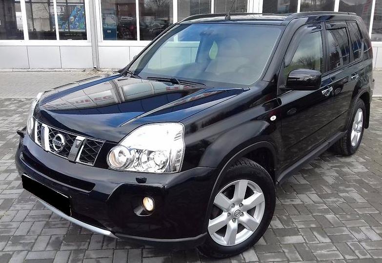 черный Х-Трейл на улице