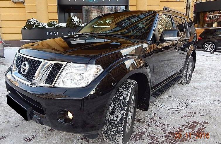 черный Ниссан Патфайндер на улице
