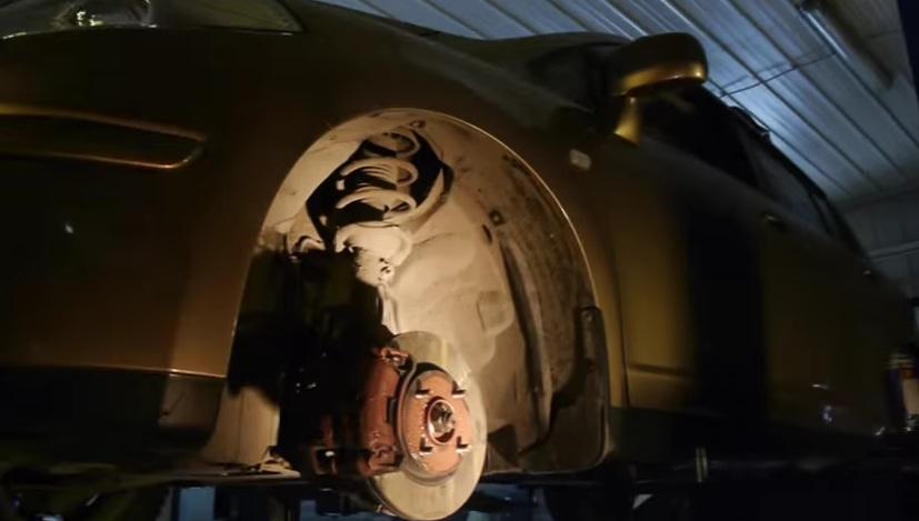 Ниссан на подъемнике со снятым колесом