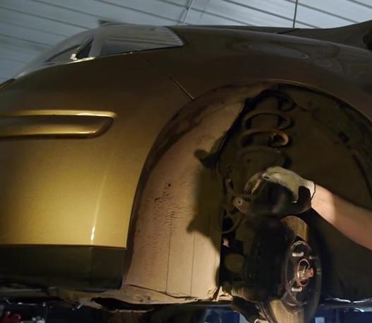 Тиида на подъемнике со снятым колесом