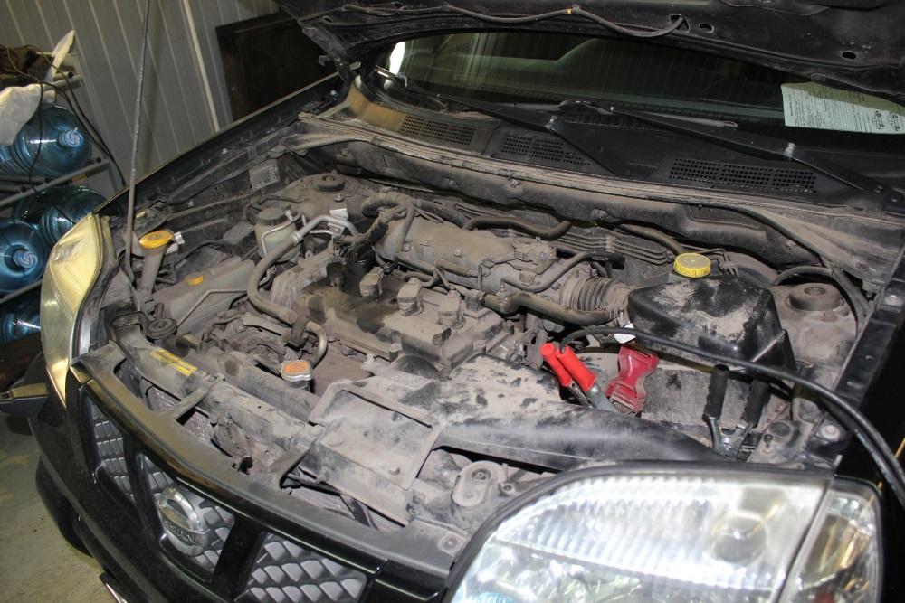 Х-Трейл с открытым капотом