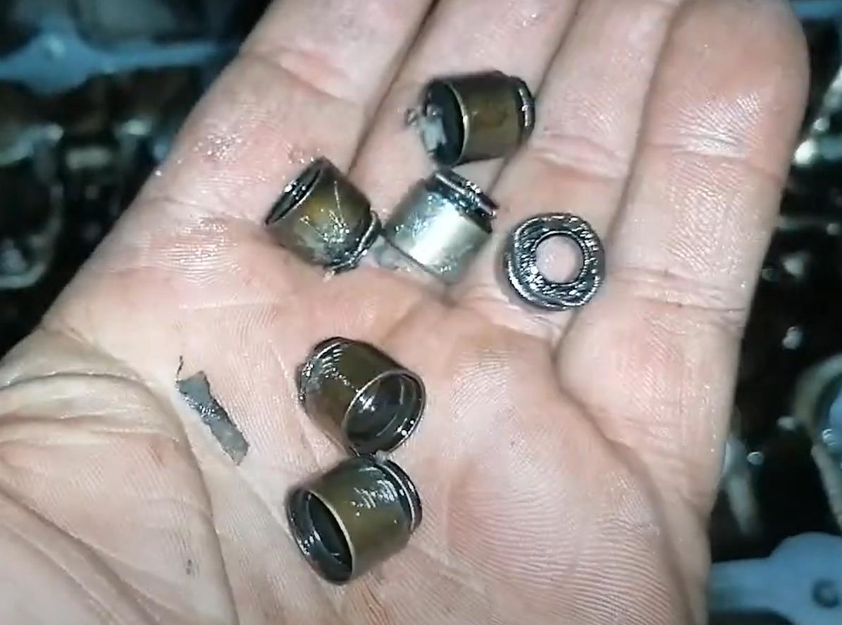 старые маслосъемные колпачки