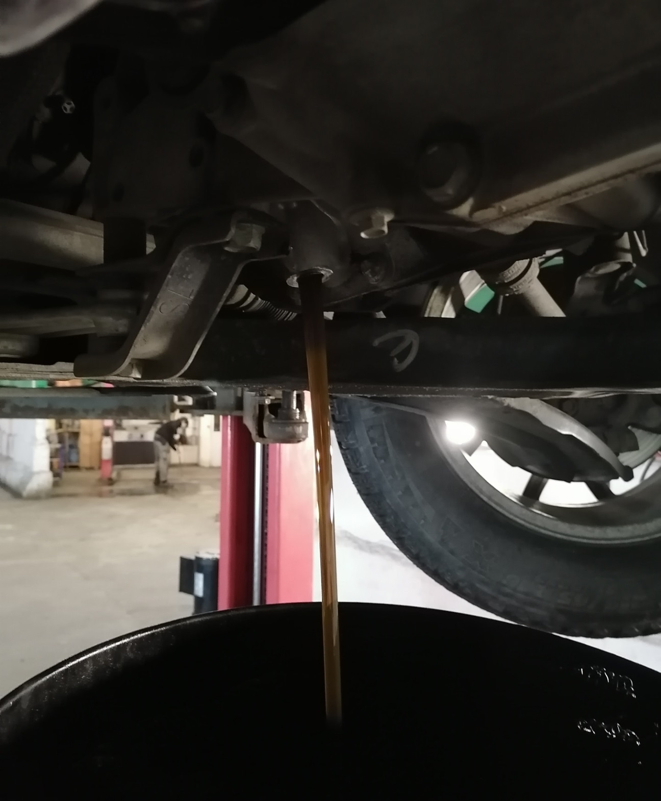 Слив старого масла из коробки