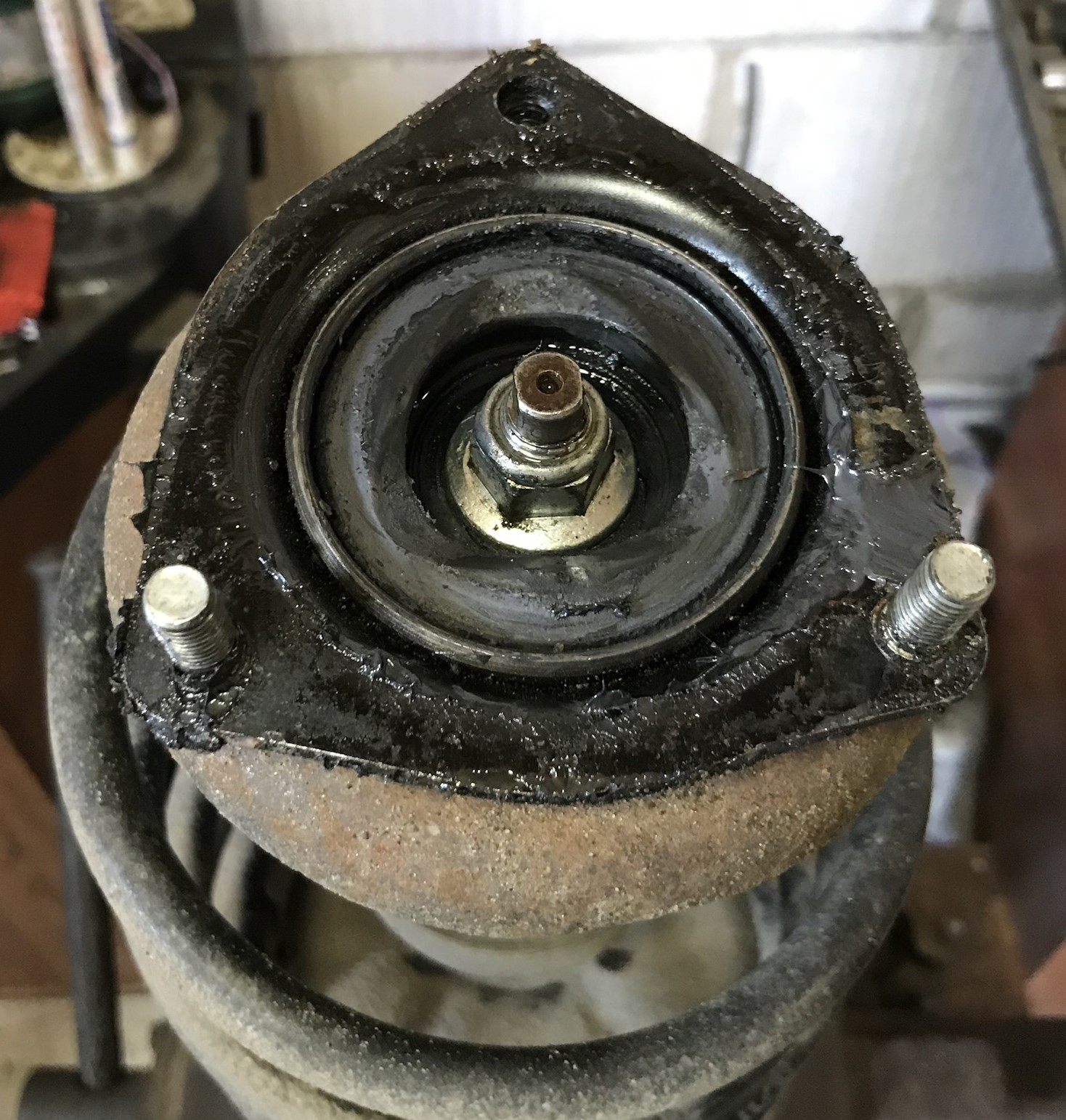 стойка переднего амортизатора Ниссан