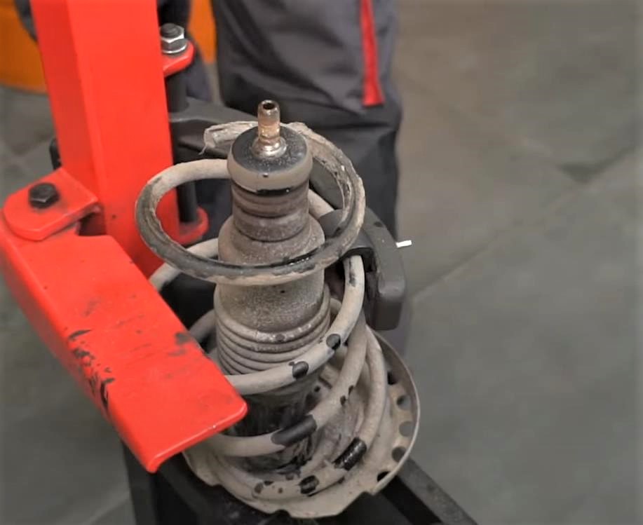 Замена пружин передней стойки амортизатора