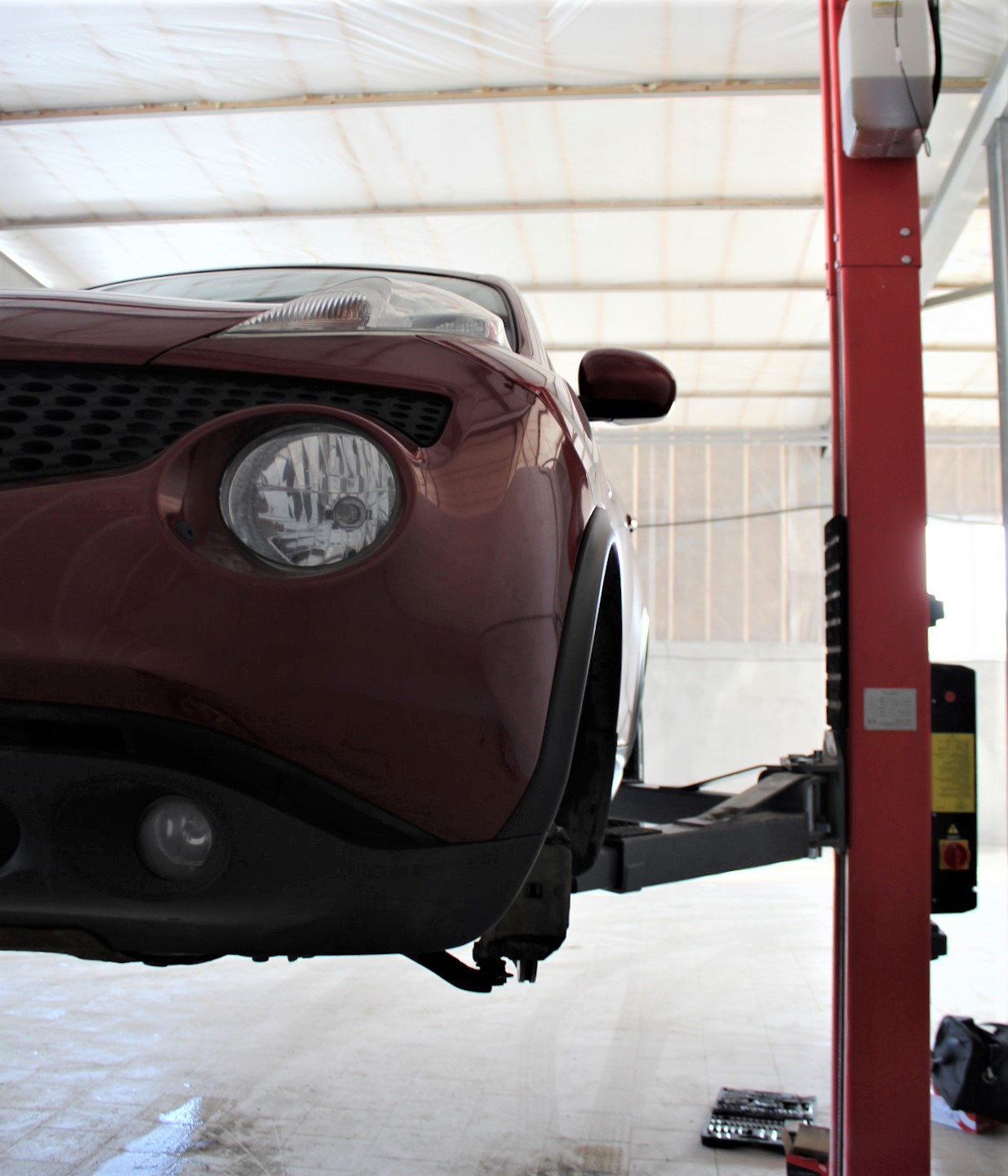 ниссан жук в автосервисе на подъемнике