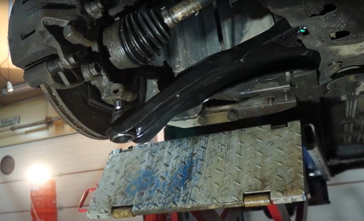 установка нового рычага передней подвески на Ниссане