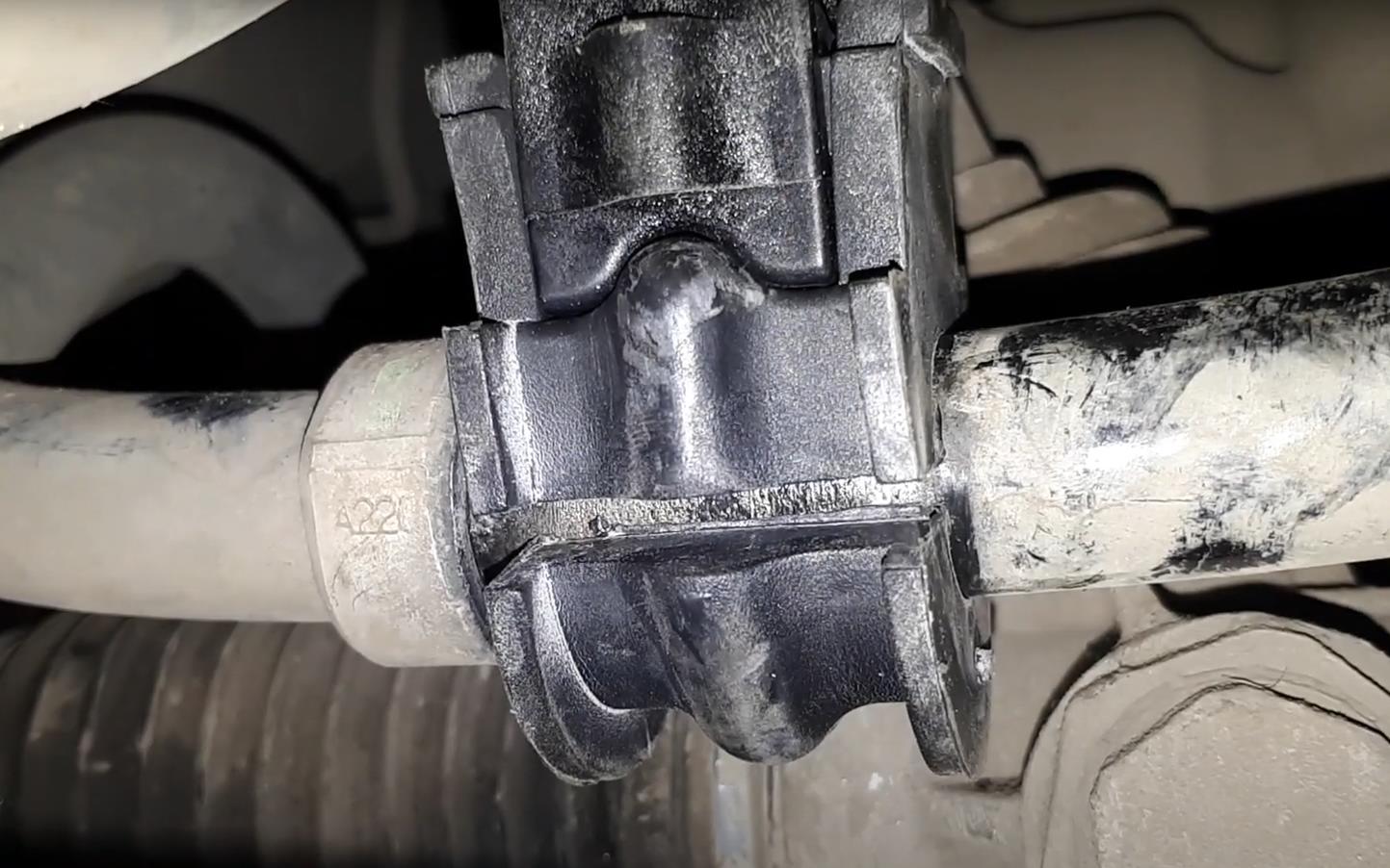 Замена втулок стабилизатора Ниссан