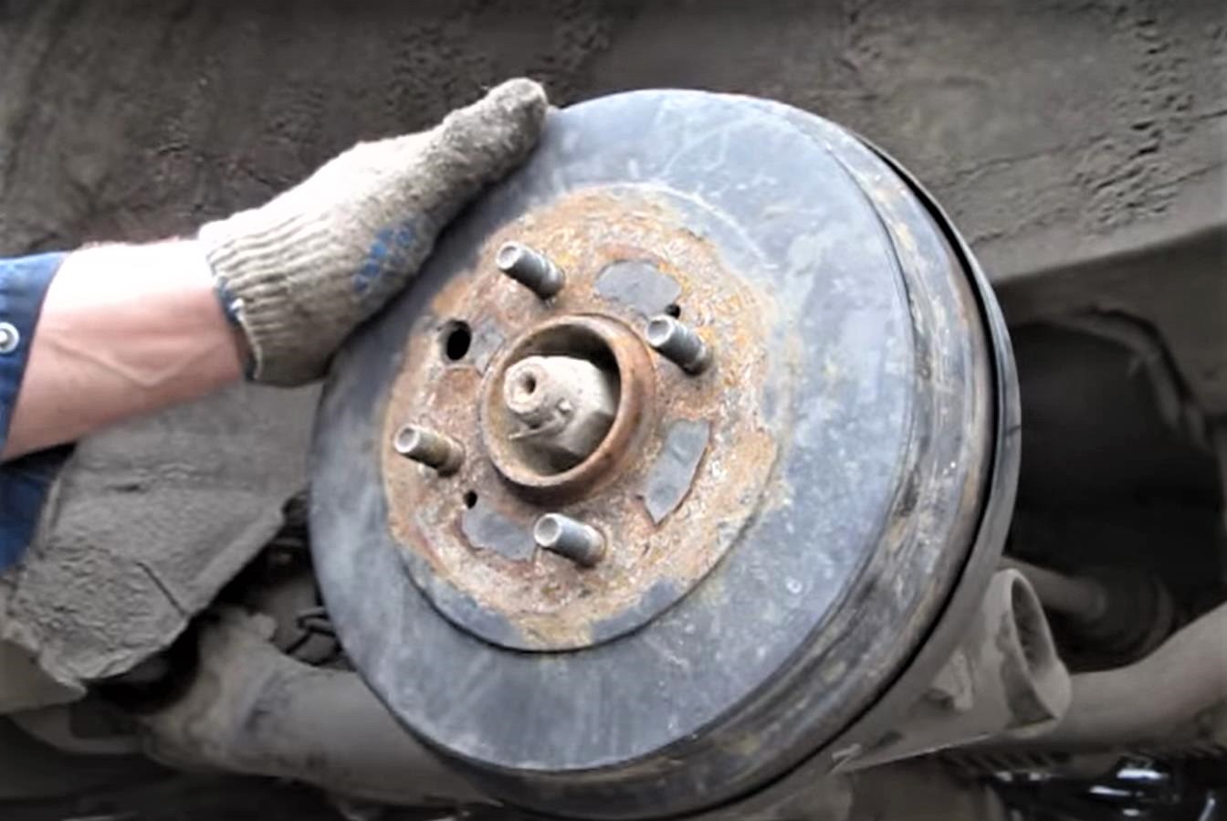 Замена задних тормозных барабанов на Ниссане