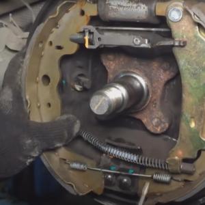 Замена задних тормозных колодок Ниссан Альмера G15