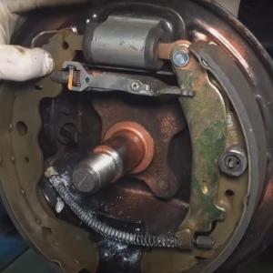 замена задних барабанных колодок Ниссан Альмера G15