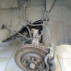 Замена амортизаторов Ниссан Серена