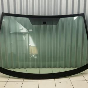 Новое ветровое стекло готово к монтажу