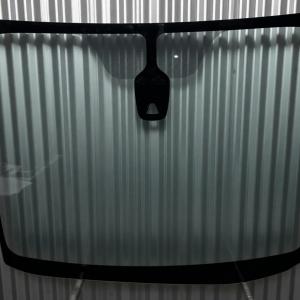 Новое ветровое стекло готово к монтажу