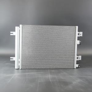 Новый радиатор кондиционера (конденсор) ждет монтажа