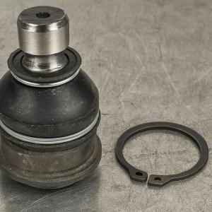 Новая шаровая опора готова к монтажу на рычаг