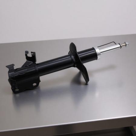 Новый передний амортизатор готов к установке