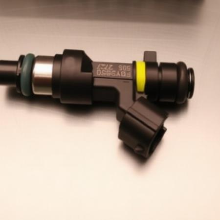 Новая бензиновая форсунка готова к монтажу