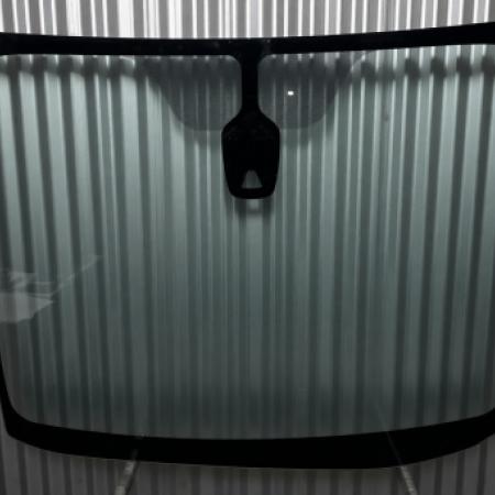 Новое ветровое стекло готово к монтажу