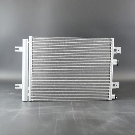 Новый радиатор кондиционера (конденсор) ждет монтажа