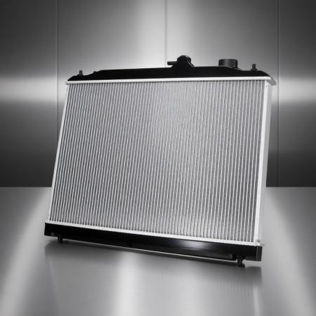 Новый радиатор охлаждения двигателя готов к монтажу