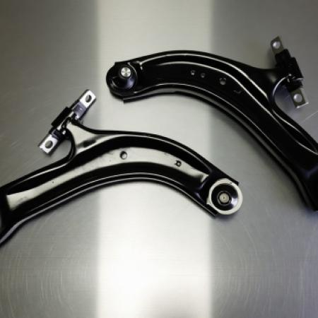 Новые передние нижние рычаги готовы к монтажу