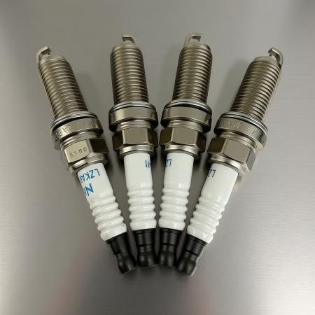 Комплект новых свечей зажигания готов к монтажу