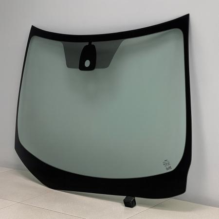 Новое ветровое стекло готово к монтажу