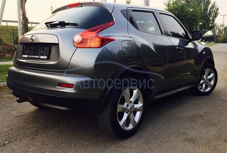 Ниссан Жук сзади на улице