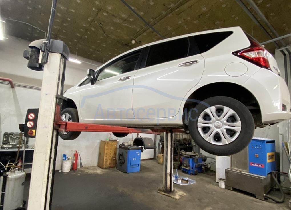 Nissan Note в процессе подготовки к замене масла АКПП