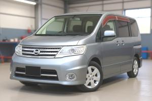 Ниссан Серена после замены лобового стекла в автотехцентре